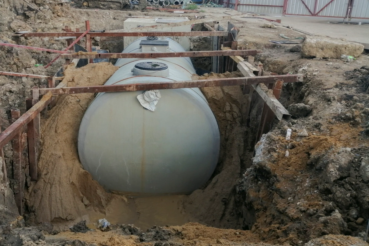 ถังบำบัดน้ำเสียขนาดใหญ่แบบแนวนอนติดตั้งในหลุมดิน